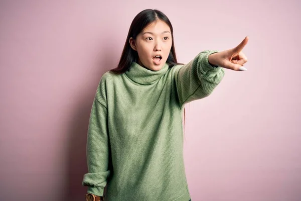 Joven Hermosa Mujer Asiática Vistiendo Verde Suéter Invierno Sobre Rosa — Foto de Stock