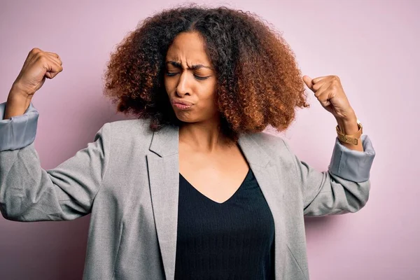 Jovem Empresária Africana Americana Com Cabelo Afro Vestindo Jaqueta Elegante — Fotografia de Stock