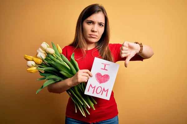 Mooie Vrouw Met Papier Met Liefde Mama Boodschap Tulpen Vieren — Stockfoto