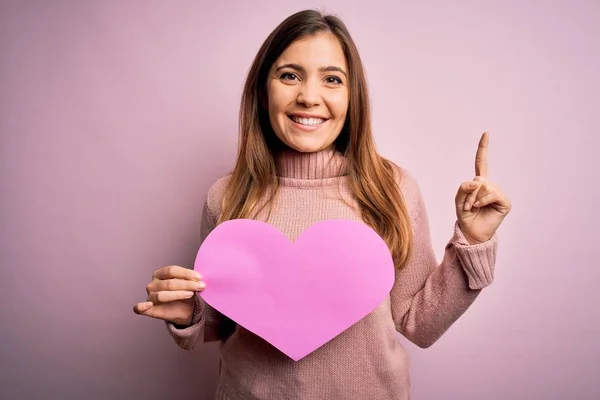 Jovem Loira Segurando Romântica Grande Papel Forma Coração Sobre Rosa — Fotografia de Stock