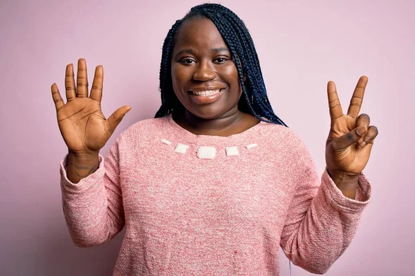 Afroamerikanische Size Frau Mit Zöpfen Trägt Lässigen Pullover Über Rosa — Stockfoto