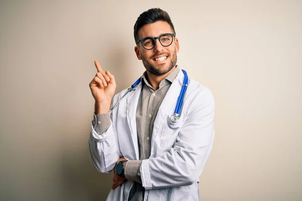 Młody Lekarz Noszący Okulary Medyczny Biały Szlafrok Stetoskop Odosobnionym Tle — Zdjęcie stockowe