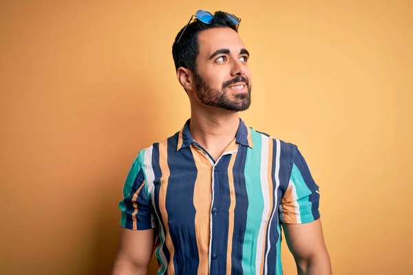 Guapo Turista Con Barba Vacaciones Vistiendo Camisa Rayas Verano Gafas —  Fotos de Stock