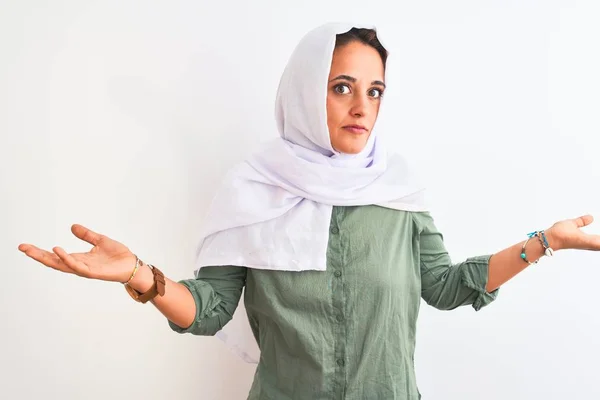 Jovem Bela Mulher Árabe Vestindo Hijab Muçulmano Tradicional Sobre Fundo — Fotografia de Stock