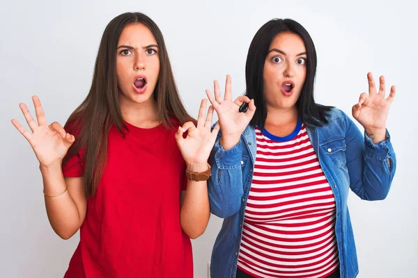 Jóvenes Mujeres Hermosas Con Ropa Casual Pie Sobre Fondo Blanco — Foto de Stock