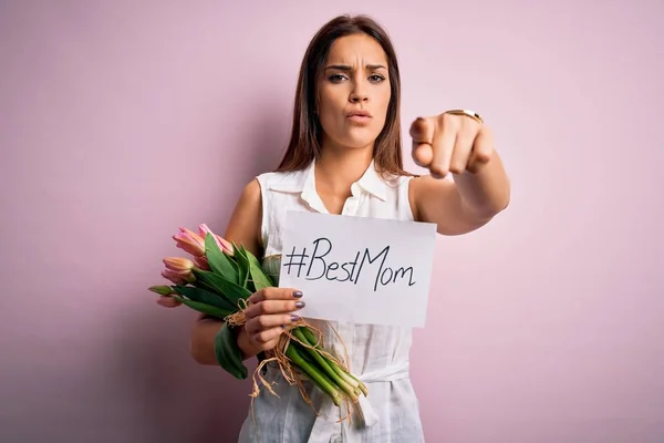 Mulher Bonita Celebrando Dia Mães Segurando Melhor Mensagem Mãe Buquê — Fotografia de Stock