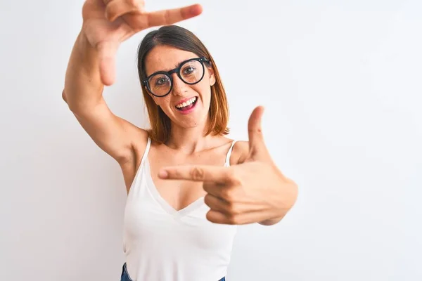 Mujer Pelirroja Hermosa Con Gafas Sobre Fondo Aislado Sonriendo Haciendo —  Fotos de Stock