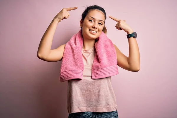 Young Beautiful Brunette Sportswoman Wearing Sportswear Towel Pink Background Smiling — Stock Photo, Image