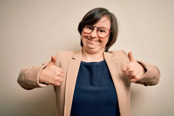 Jonge Syndrome Zakenvrouw Met Een Bril Die Geïsoleerde Achtergrond Succes — Stockfoto