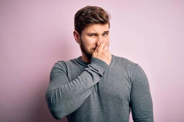 Ung Snygg Blond Man Med Skägg Och Blå Ögon Bär — Stockfoto