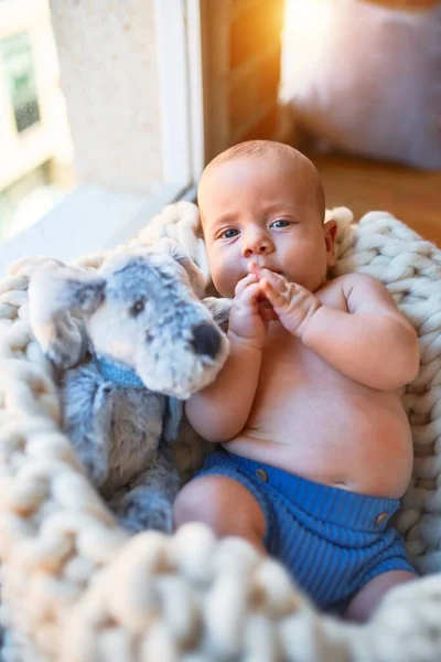 自宅で毛布の上に床の上に寝そべっている愛らしい赤ちゃん 新生児リラックスして安らぐ人形と — ストック写真
