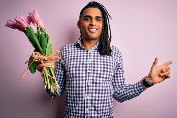 Jovem Afro Americano Africano Homem Romântico Com Dreadlocks Segurando Buquê — Fotografia de Stock