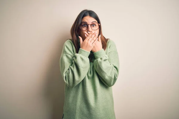 Jovem Mulher Bonita Vestindo Camisola Casual Sobre Fundo Branco Isolado — Fotografia de Stock