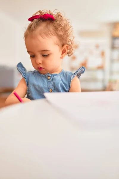 Bela Criança Caucasiana Brincando Com Brinquedos Sala Jogos Colorida Desenho — Fotografia de Stock