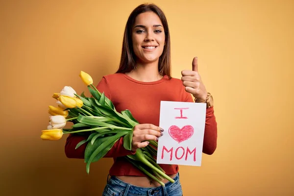 Mooie Vrouw Vieren Moeders Dag Met Liefde Moeder Bericht Boeket — Stockfoto