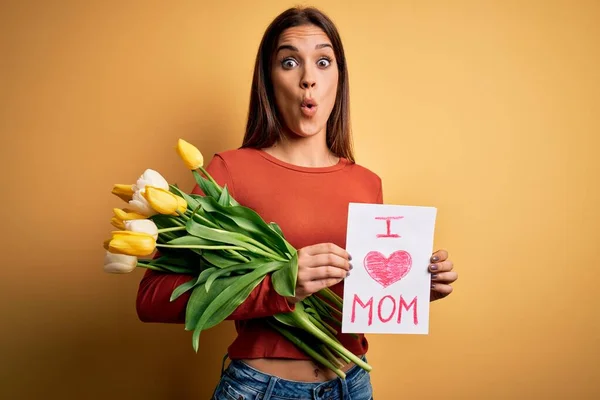 Mooie Vrouw Vieren Moeders Dag Met Liefde Moeder Boodschap Boeket — Stockfoto