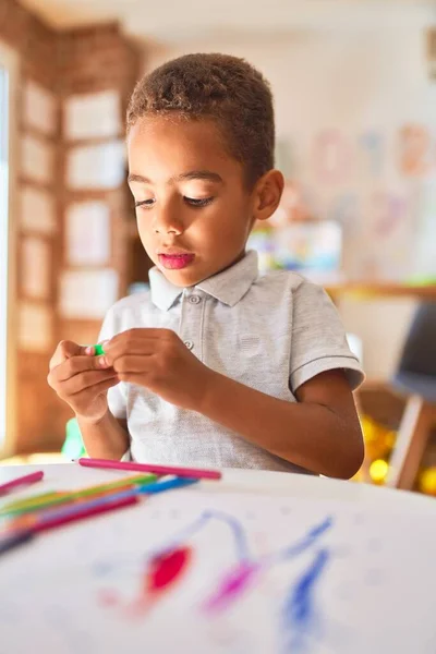 Bellissimo Disegno Afro Americano Bambini Usando Carta Pennarello All Asilo — Foto Stock