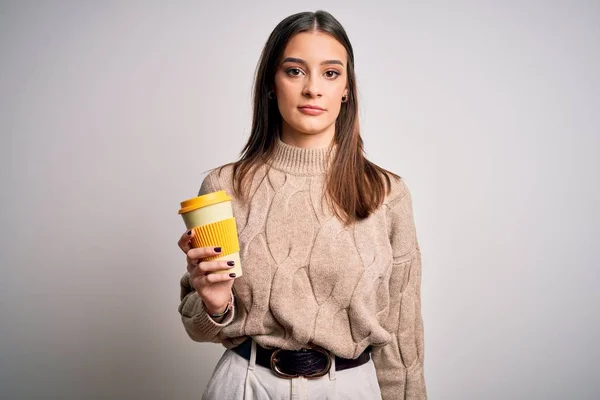 Joven Hermosa Morena Bebiendo Vaso Café Sobre Fondo Blanco Aislado — Foto de Stock