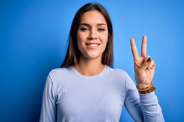 Junge Schöne Brünette Frau Lässigem Pullover Steht Über Blauem Hintergrund — Stockfoto