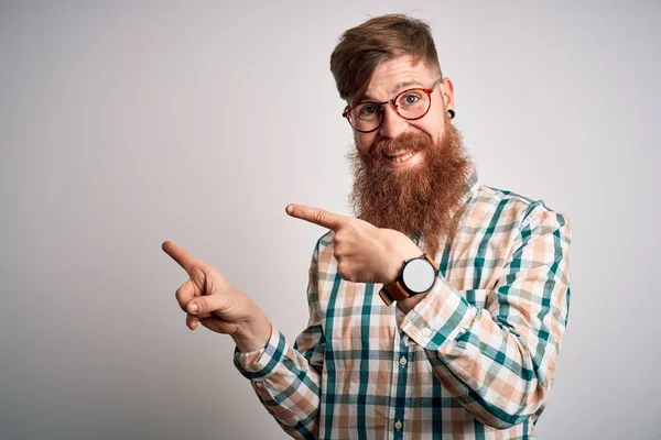 Guapo Pelirrojo Irlandés Con Barba Con Gafas Camisa Hipster Sonriendo —  Fotos de Stock