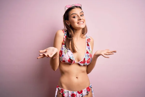 Ung Vacker Kvinna Semester Bär Bikini Och Solglasögon Över Rosa — Stockfoto