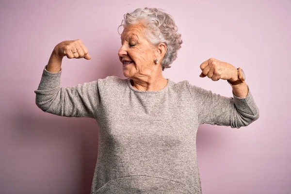 Eine Ältere Schöne Frau Lässigem Shirt Steht Vor Isoliertem Rosa — Stockfoto