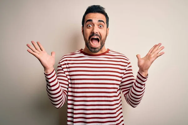 Homem Bonito Jovem Com Barba Vestindo Shirt Listrada Casual Sobre — Fotografia de Stock