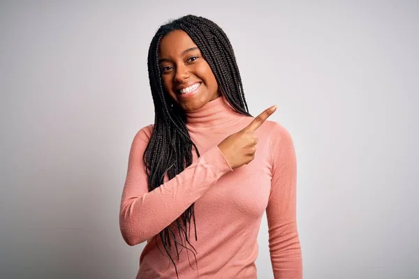 Jeune Femme Afro Américaine Debout Décontracté Frais Sur Fond Blanc — Photo