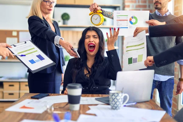 Grupo Trabajadores Empresariales Que Trabajan Juntos Socios Haciendo Hincapié Uno — Foto de Stock