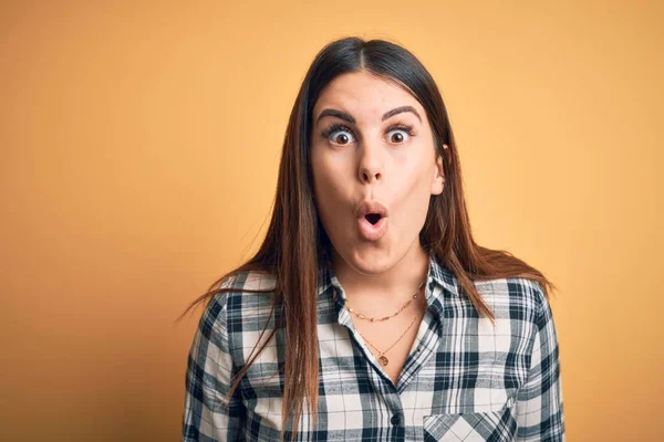 Jonge Mooie Vrouw Dragen Casual Shirt Staan Geïsoleerde Oranje Achtergrond — Stockfoto