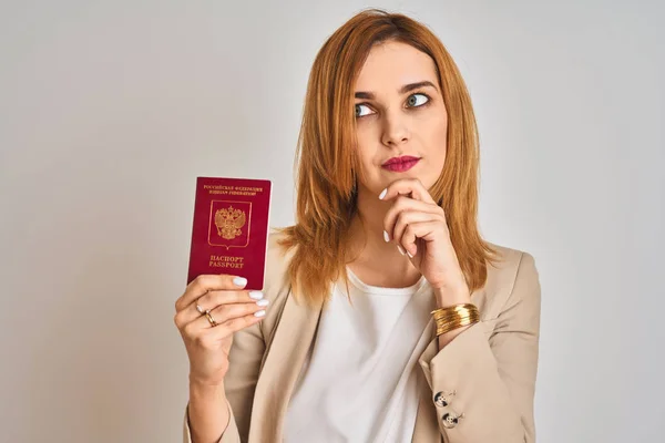 Ruiva Mulher Negócios Caucasiana Segurando Passaporte Rússia Sobre Fundo Isolado — Fotografia de Stock