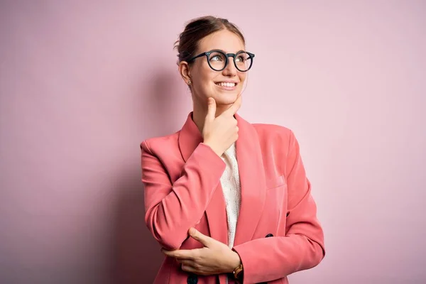 Jonge Mooie Roodharige Vrouw Draagt Jas Bril Geïsoleerde Roze Achtergrond — Stockfoto