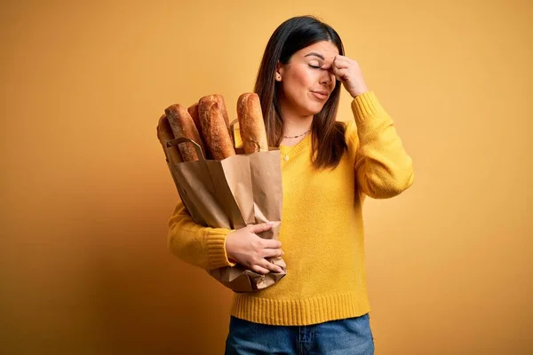 Joven Mujer Hermosa Sosteniendo Una Bolsa Pan Fresco Saludable Sobre —  Fotos de Stock