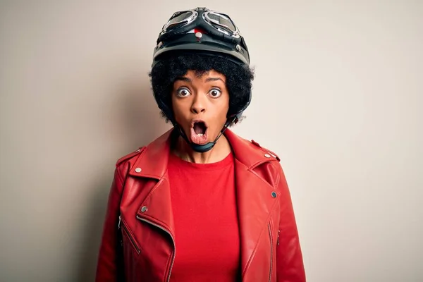 Mladá Afro Americká Motocyklistka Žena Kudrnatými Vlasy Nosí Motocyklové Helmy — Stock fotografie