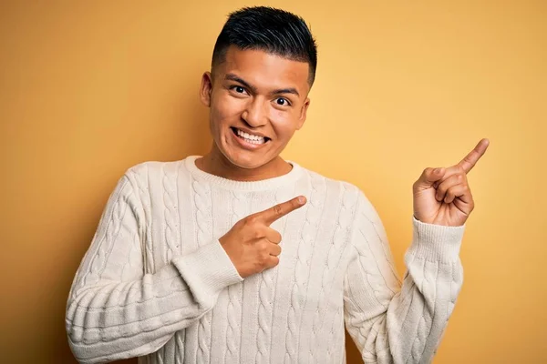 Joven Hombre Latino Guapo Usando Suéter Casual Blanco Sobre Fondo —  Fotos de Stock