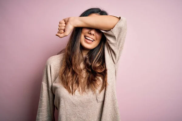 Jovem Bela Mulher Morena Vestindo Camisola Casual Sobre Fundo Rosa — Fotografia de Stock