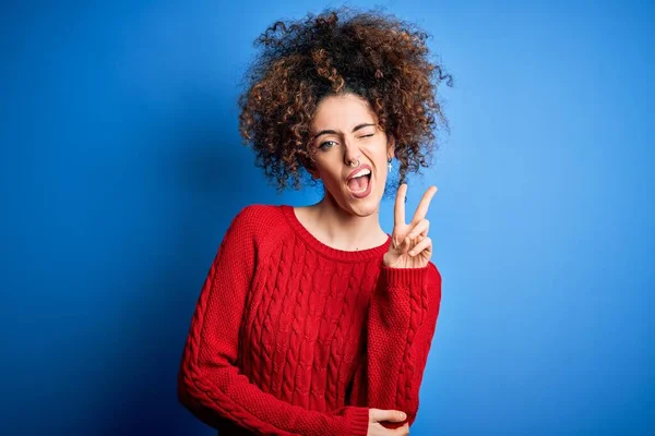 Mulher Bonita Nova Com Cabelo Encaracolado Piercing Vestindo Camisola Vermelha — Fotografia de Stock