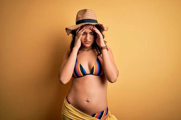 Fiatal Gyönyörű Göndör Haj Nyaralás Visel Bikini Nyári Kalap Szenved — Stock Fotó