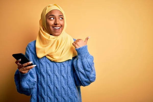Junge Afroamerikanerin Trägt Muslimischen Hijab Mit Smartphone Und Zeigt Mit — Stockfoto