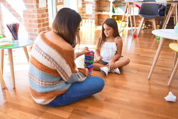 Bella Insegnante Bambino Che Gioca Con Blocchi Legno Intorno Sacco — Foto Stock