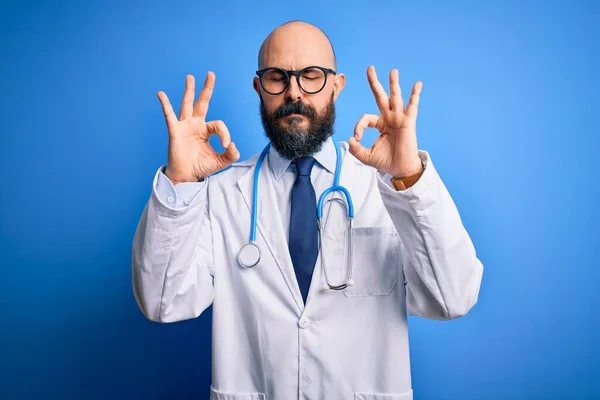 Bello Uomo Medico Calvo Con Barba Che Indossa Occhiali Stetoscopio — Foto Stock