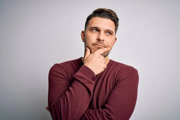 Jeune Homme Aux Yeux Bleus Portant Pull Décontracté Debout Sur — Photo