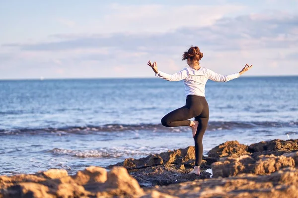 Joven Hermosa Deportista Practicando Yoga Entrenador Posturas Enseñanza Playa — Foto de Stock