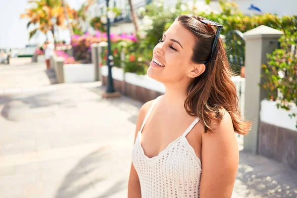 Jonge Mooie Vrouw Het Kleurrijke Dorp Puerto Mogan Vrolijk Glimlachend — Stockfoto