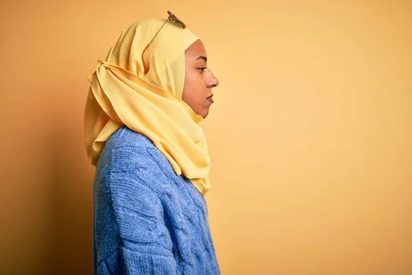 Νεαρή Αφρο Αμερικανίδα Φοιτήτρια Που Φοράει Κίτρινο Muslim Hijab Και — Φωτογραφία Αρχείου
