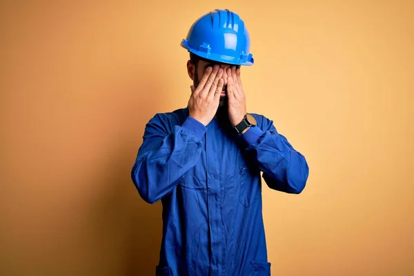 Uomo Meccanico Con Barba Uniforme Blu Casco Sicurezza Sfondo Giallo — Foto Stock