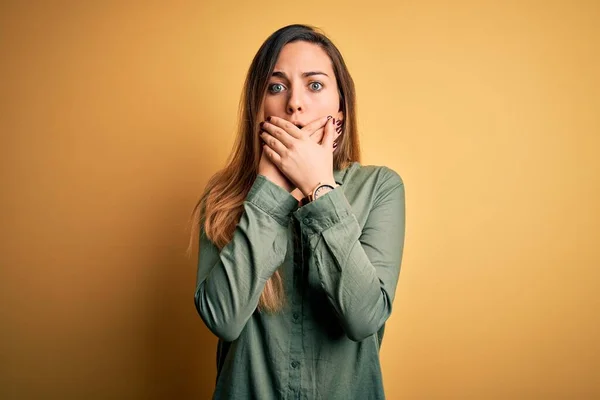 Junge Schöne Blonde Frau Mit Blauen Augen Die Grünes Hemd — Stockfoto