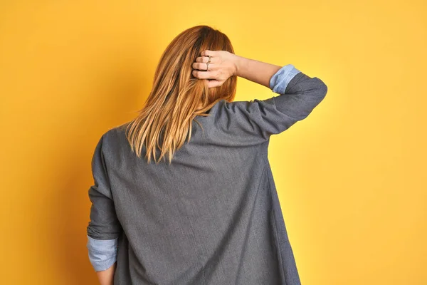 Pelirroja Mujer Negocios Caucásica Sobre Fondo Aislado Amarillo Hacia Atrás — Foto de Stock