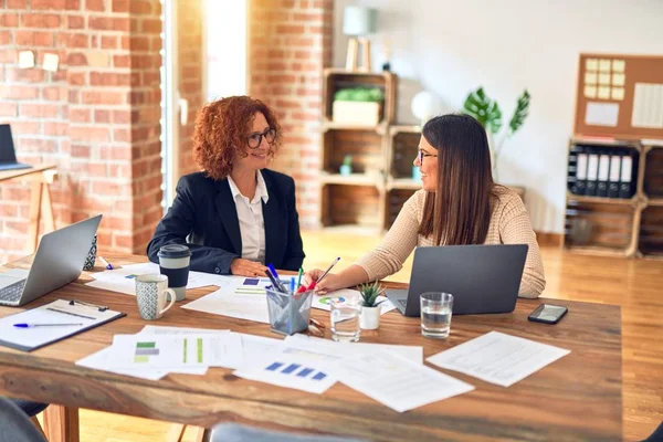 Two Beautiful Businesswomen Smiling Happy Confident Sitting Smile Face Working — Stockfoto