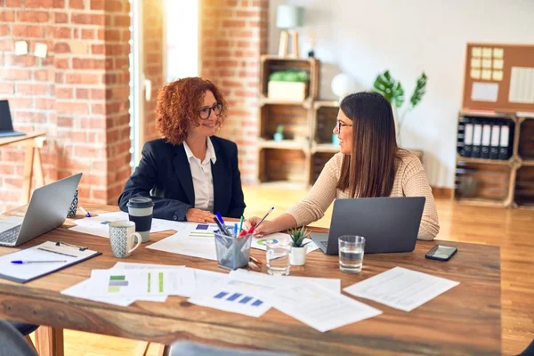 Two Beautiful Businesswomen Smiling Happy Confident Sitting Smile Face Working — 스톡 사진